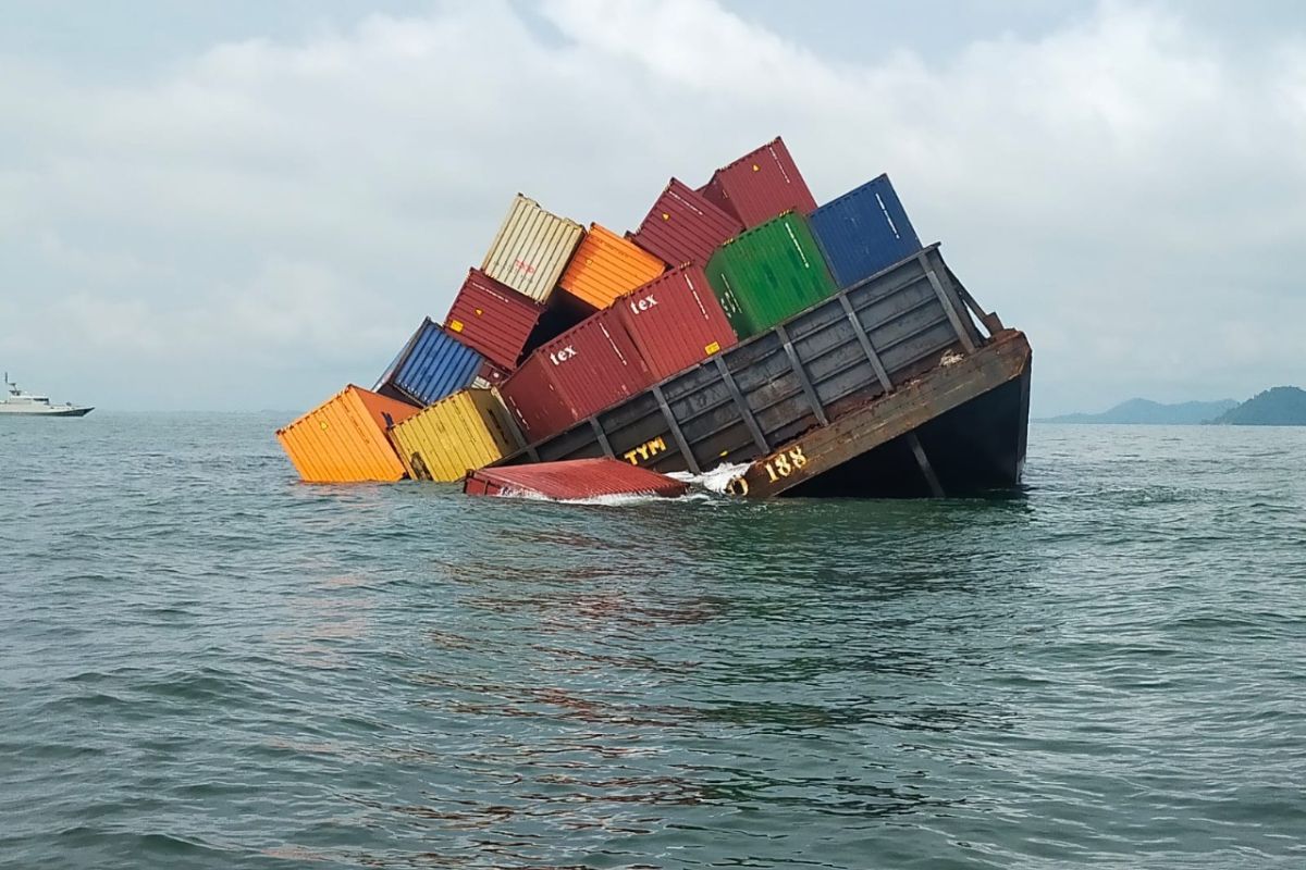 Tongkang angkut kontainer nyaris tenggelam di Karimun