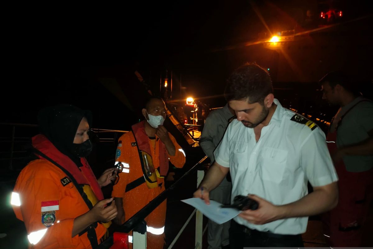 Kapal bocor diterjang ombak, tiga nelayan terombang-ambing di Selat Malaka