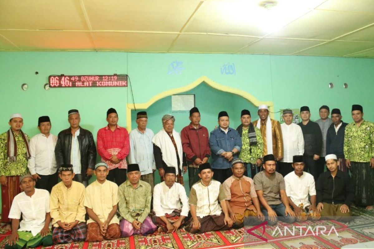 Bupati Tapsel bangun komunikasi warga melalui sarana Shalat Subuh berjamaah