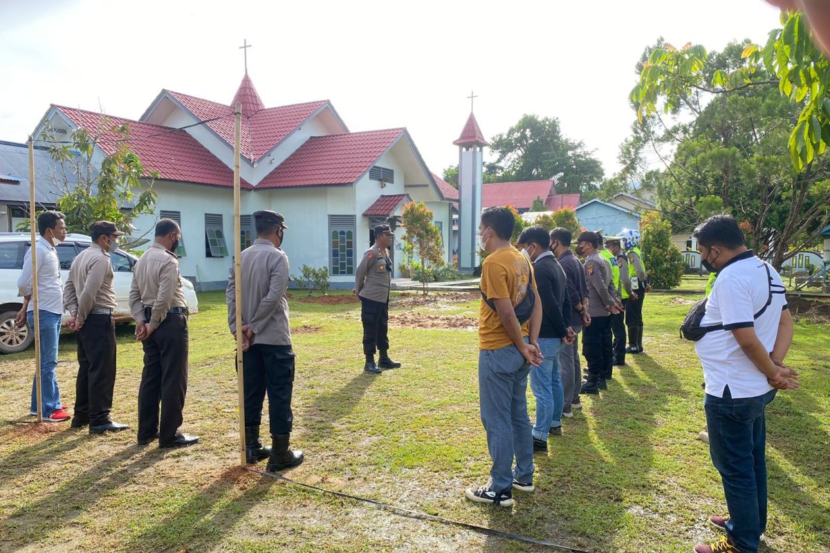 Kapolres Kayong Utara pimpin langsung pengamanan Gereja jelang Misa dan Kenaikan Yesus Kristus