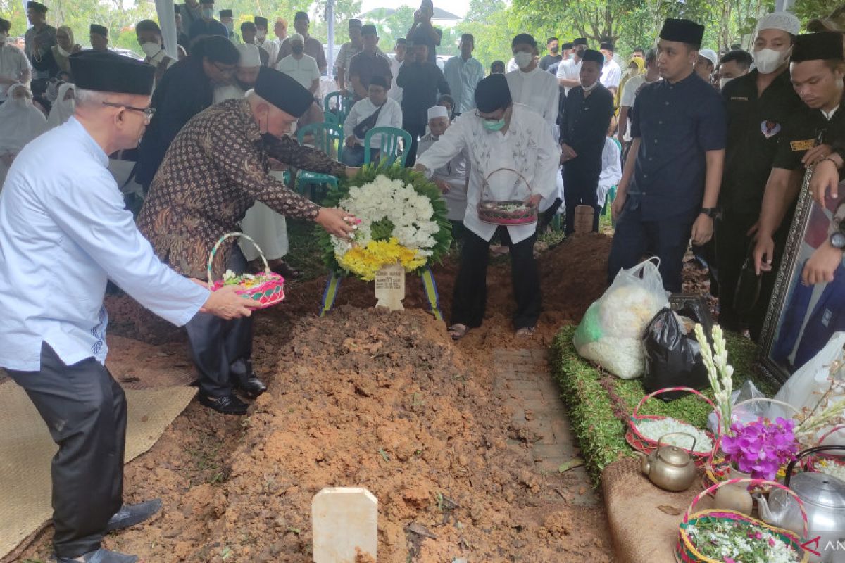 Jenazah Azhari Haris dimakamkan di TPU Kebun Bunga Palembang