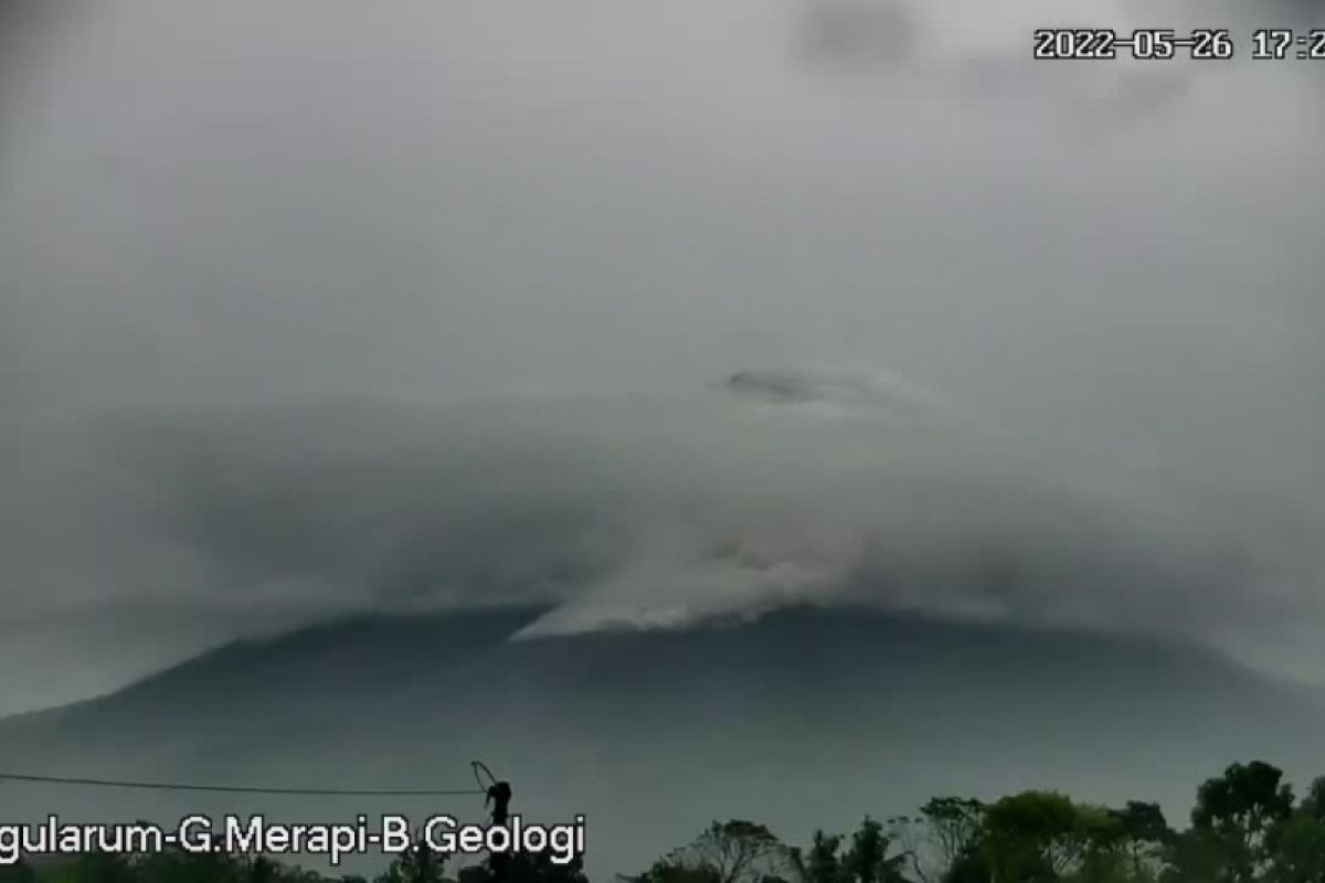 Gunung Merapi luncurkan awan panas guguran tiga kali ke barat daya