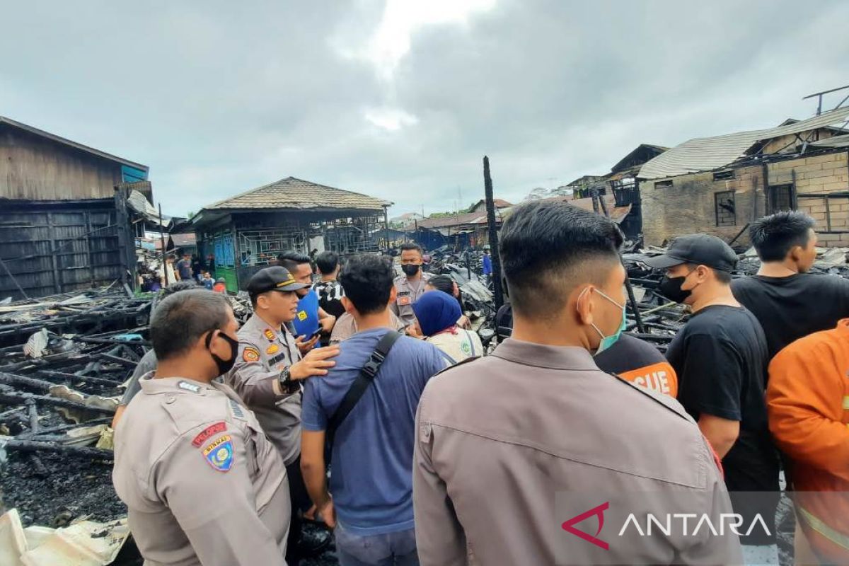 Pihak Kepolisian amankan lokasi kebakaran di Jalan S.Parman Samarinda