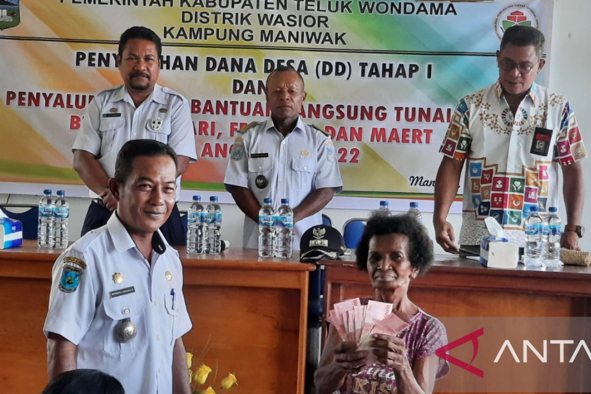 Ratusan warga Kampung Maniwak Wasior terima BLT Dana Desa