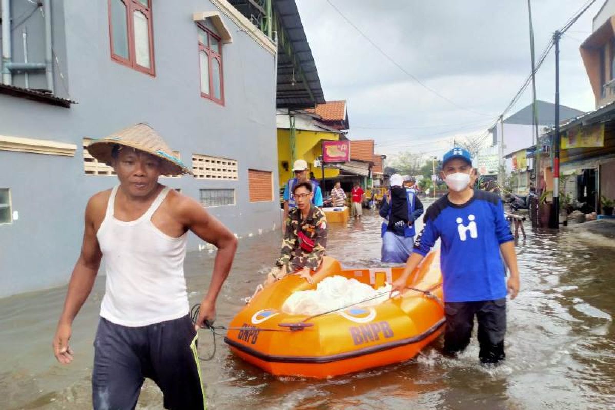 Human Initiative berbagi makanan dan air bersih saat banjir di Semarang
