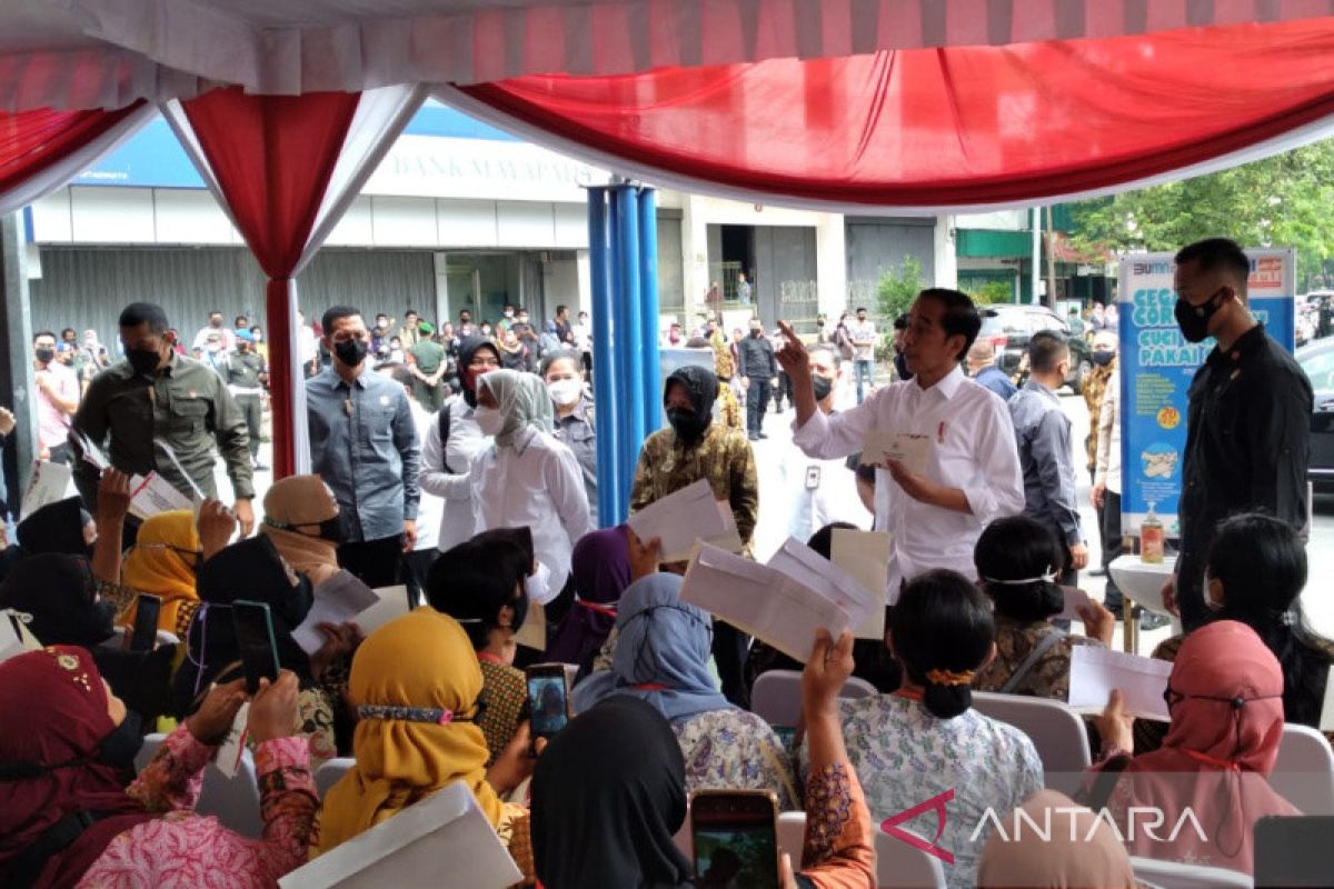 Presiden Jokowi salurkan bantuan bagi para pedagang di Surakarta