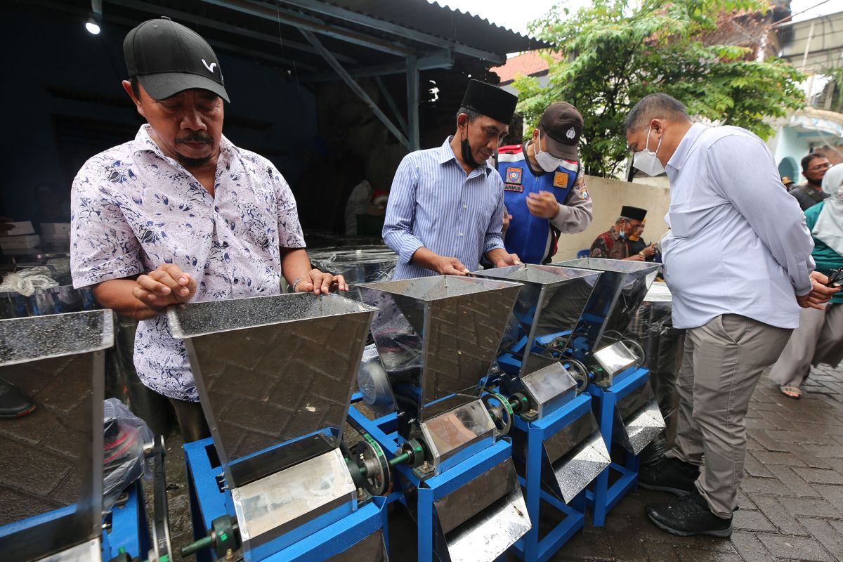 Pemkot Surabaya salurkan bantuan peralatan produksi kepada pembuat tempe
