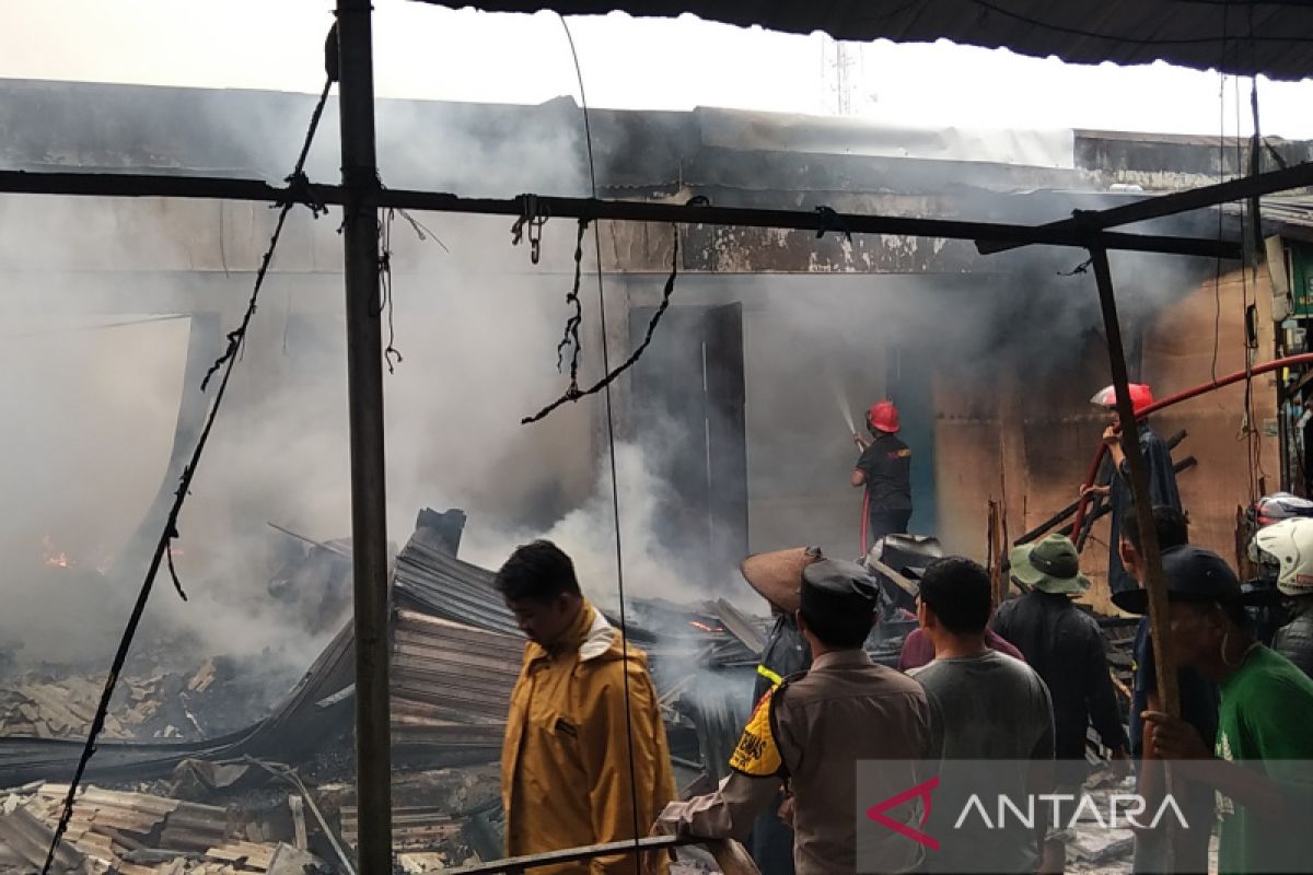 Empat kios sembako dan perhiasan emas di Pasar  Kelet Jepara terbakar