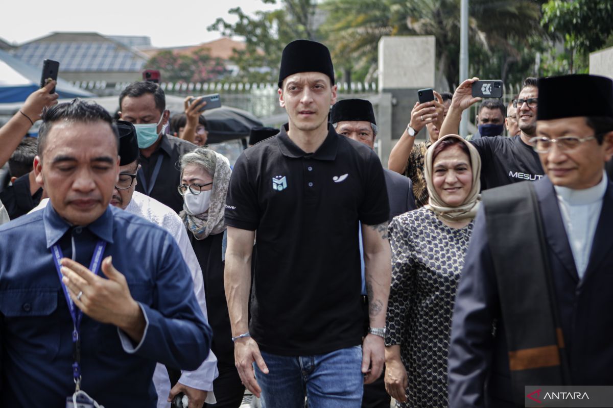 Mesut Ozil pensiun - ini perkataannya saat ke Indonesia: Assalamualaikum, saya ingin ke Masjid Istiqlal