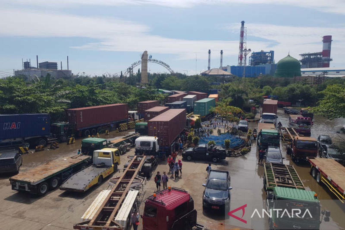 Antrean truk mengular menuju Pelabuhan Semarang