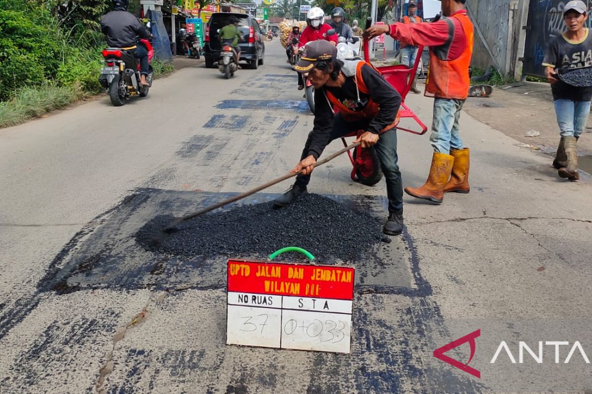 Pemkab Tangerang lanjutkan perbaikan 27 titik jalan