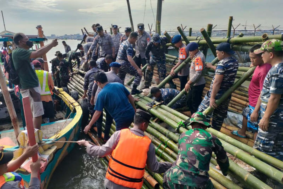 Air yang menggenangi kawasan pelabuhan Semarang dipompa ke laut