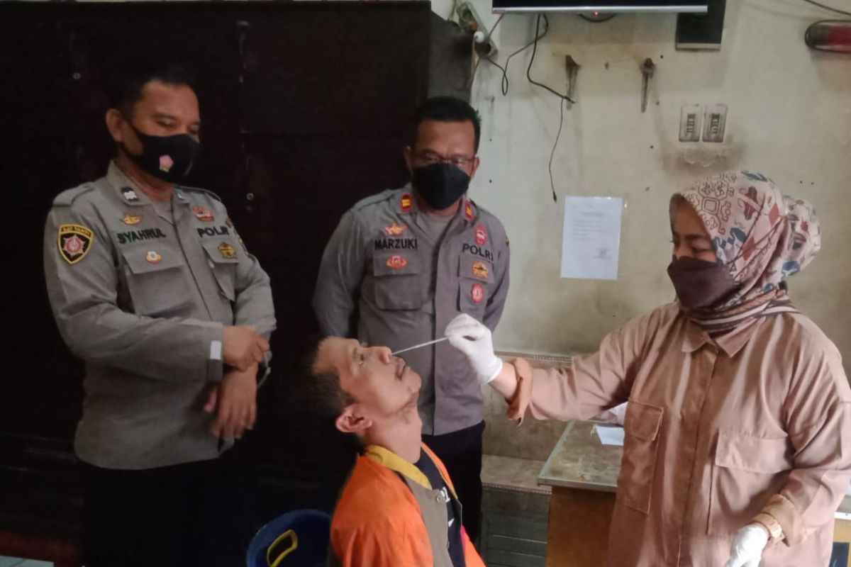 Polres Asahan lakukan swab rapid tes antigen para tahanan