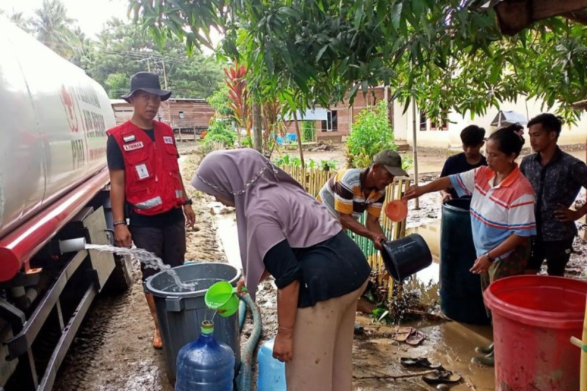 PMI Sulbar salurkan air bersih bagi korban banjir Malunda