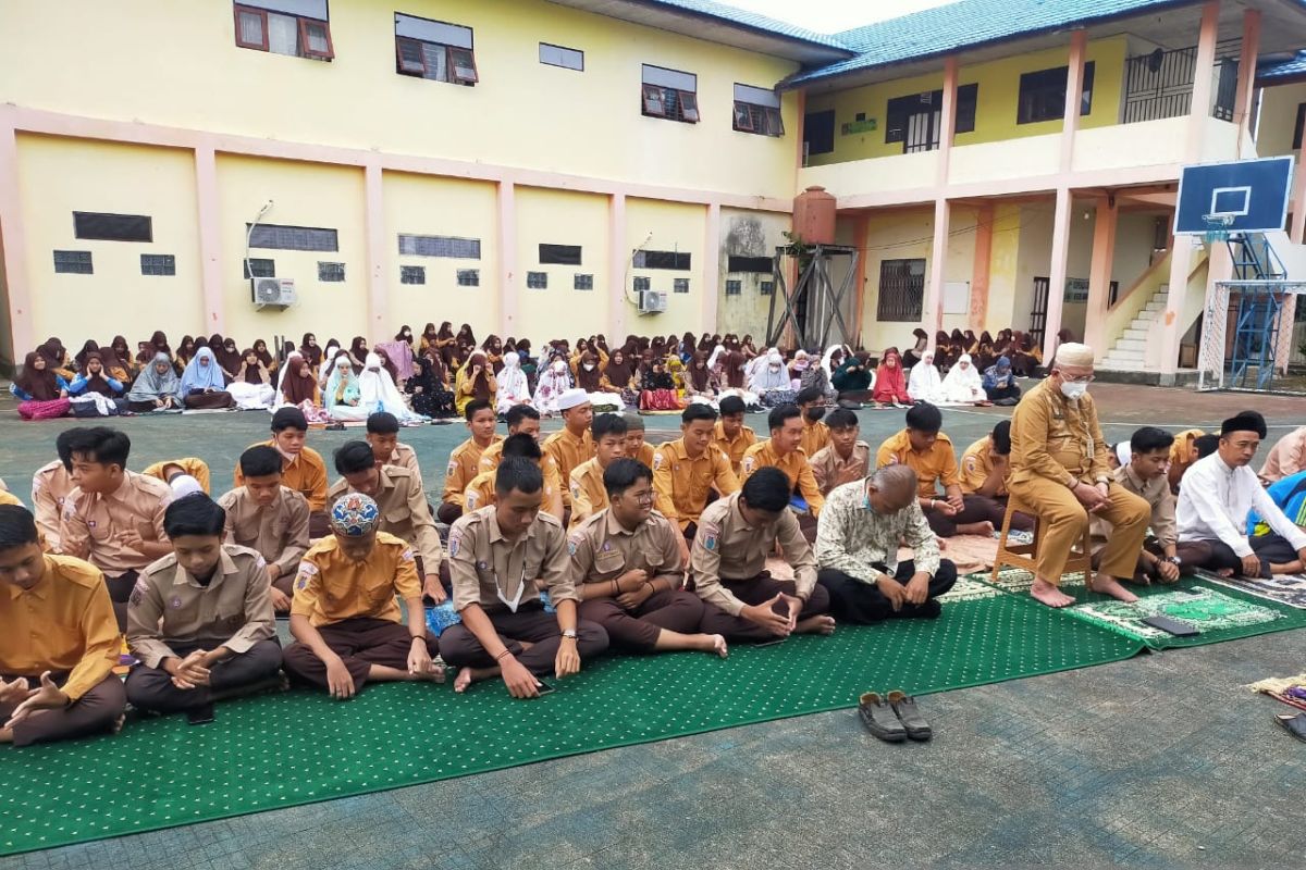 SMAN 1 Amuntai Kalsel tradisikan shalat Dhuha dan tadarus sebelum mulai pelajaran