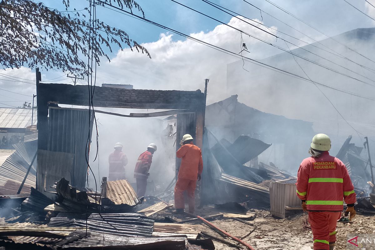 Sebuah bengkel dan rumah terbakar di Pekanbaru