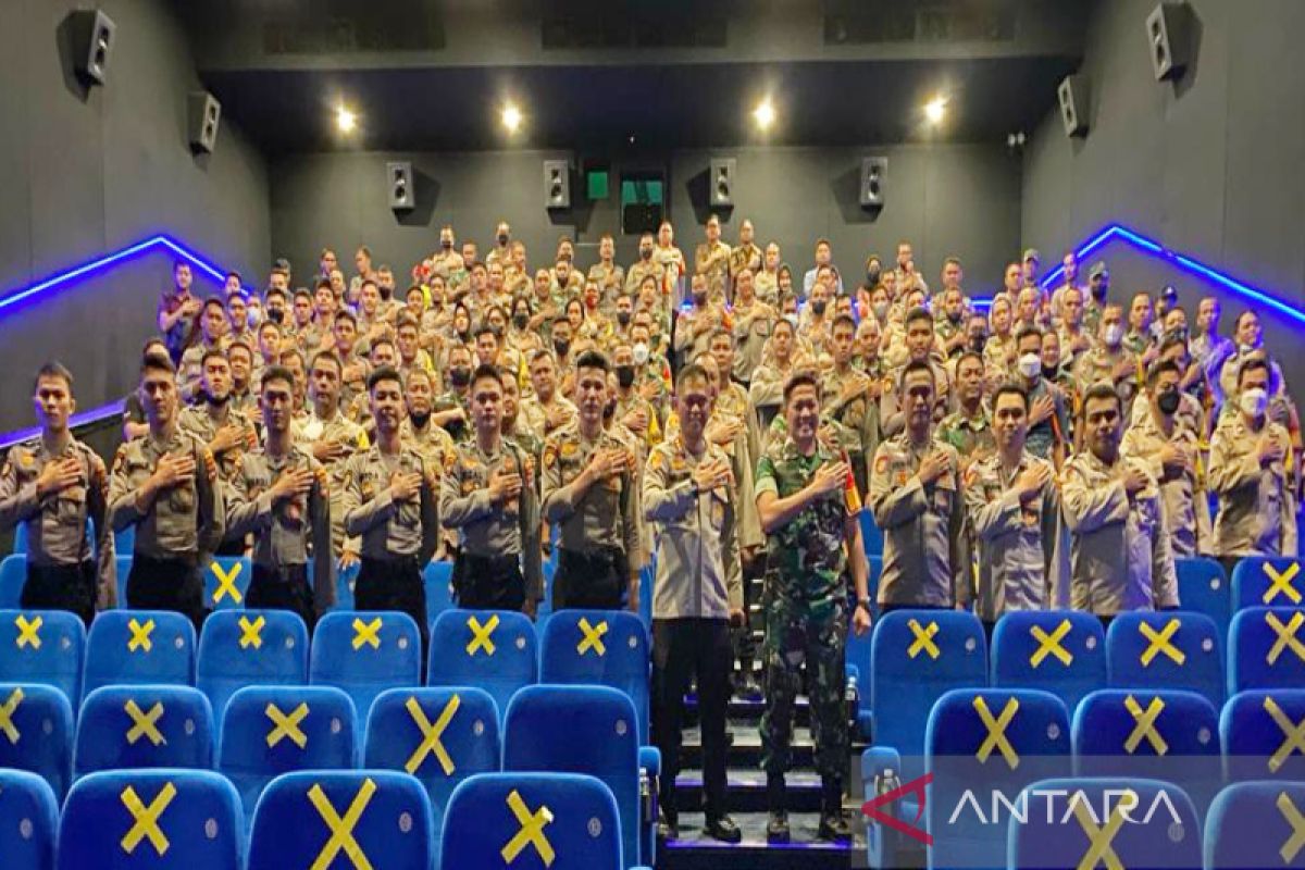 Nonton bareng Bhabinkamtibmas dan Babinsa pupuk soliditas TNI-Polri di Banjarmasin