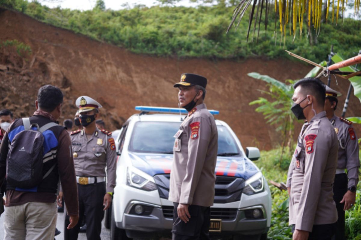 Kapolda Sulbar minta longsor di jalur Trans Sulawesi segera diperbaiki