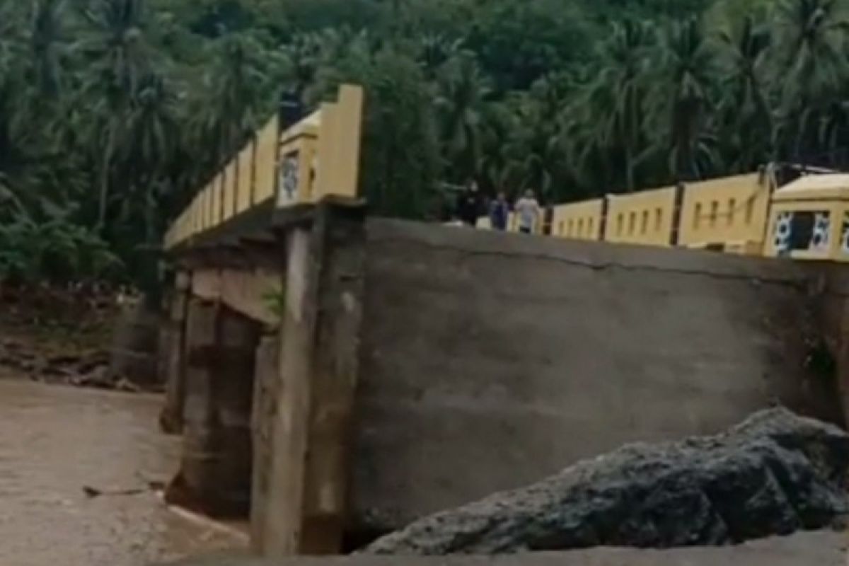 134 Kepala Keluarga terisolasi akibat banjir di Majene