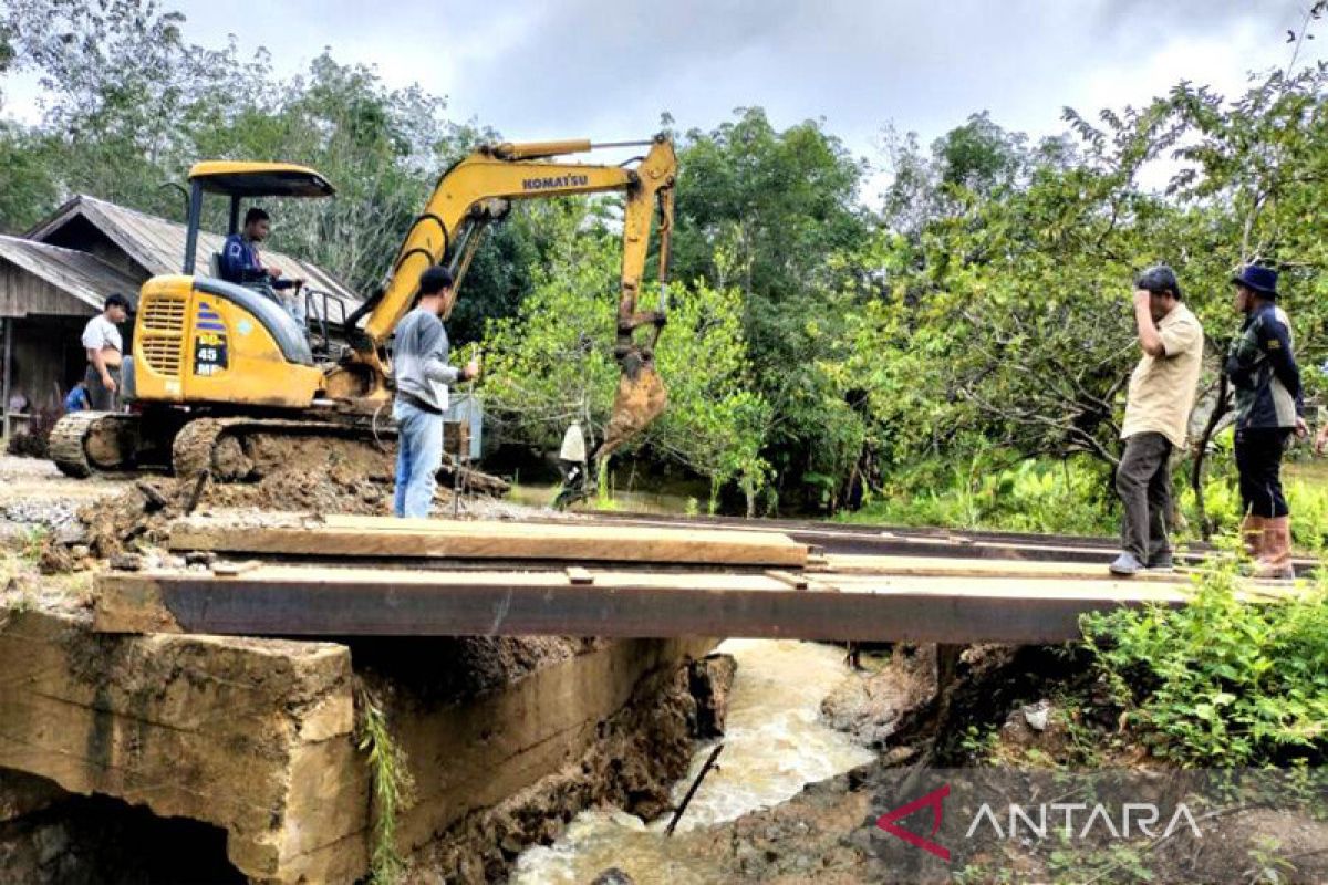 Dinas PUPR Barito Utara perbaiki Jembatan Mampuak
