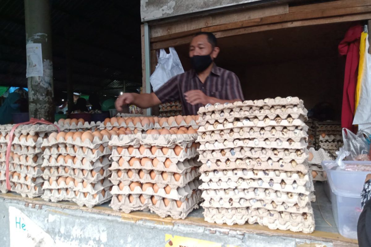 Disdag Mataram memantau kenaikan harga telur di pasar tradisional