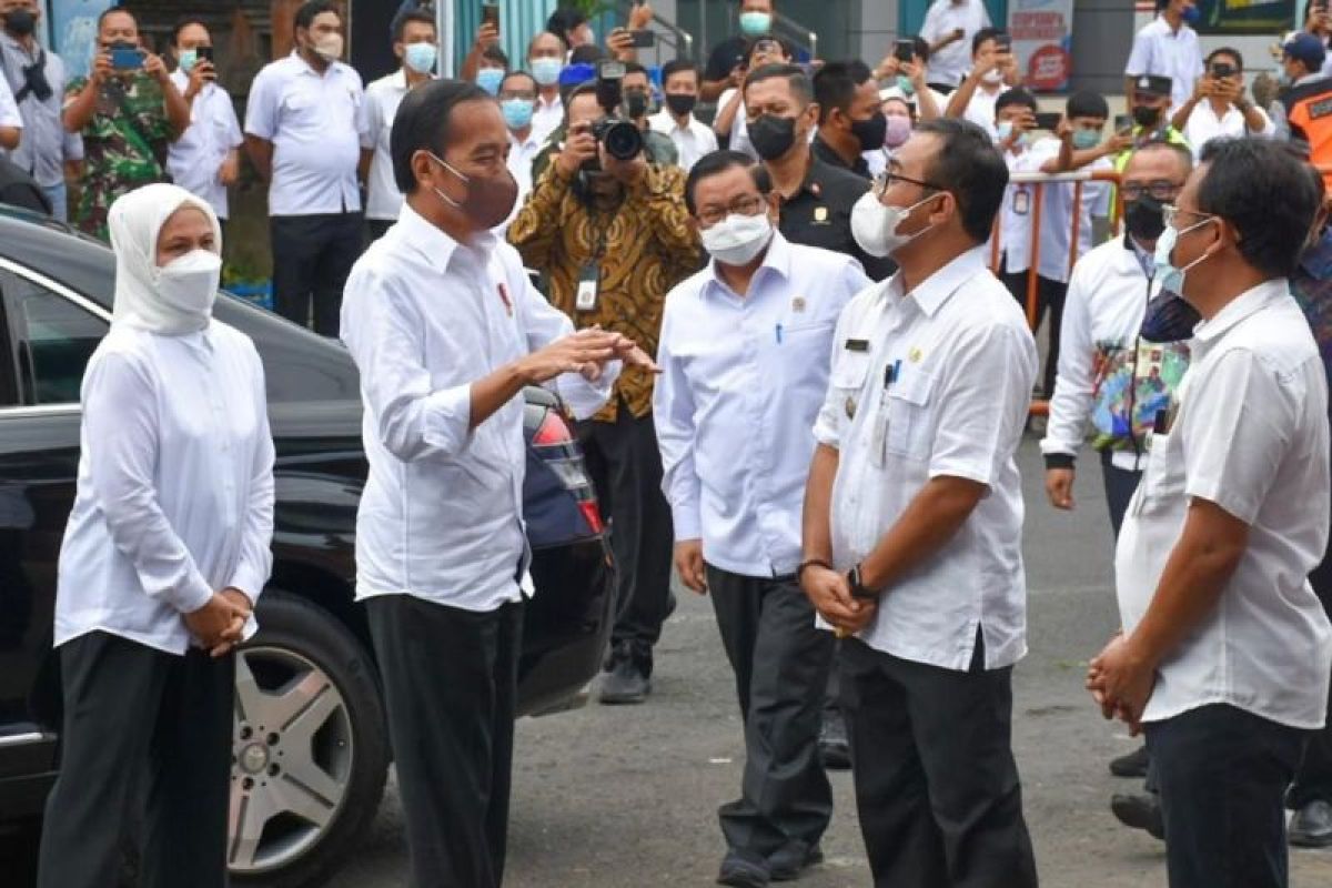 Wali Kota Jaya Negara dampingi Presiden Jokowi serahkan bansos