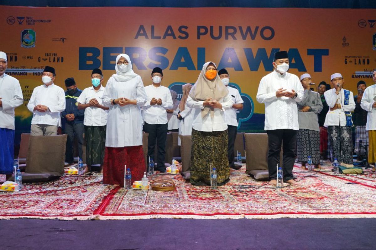 Gelar Shalawat bersama sebelum pelaksanaan Liga Selancar Dunia di Banyuwangi