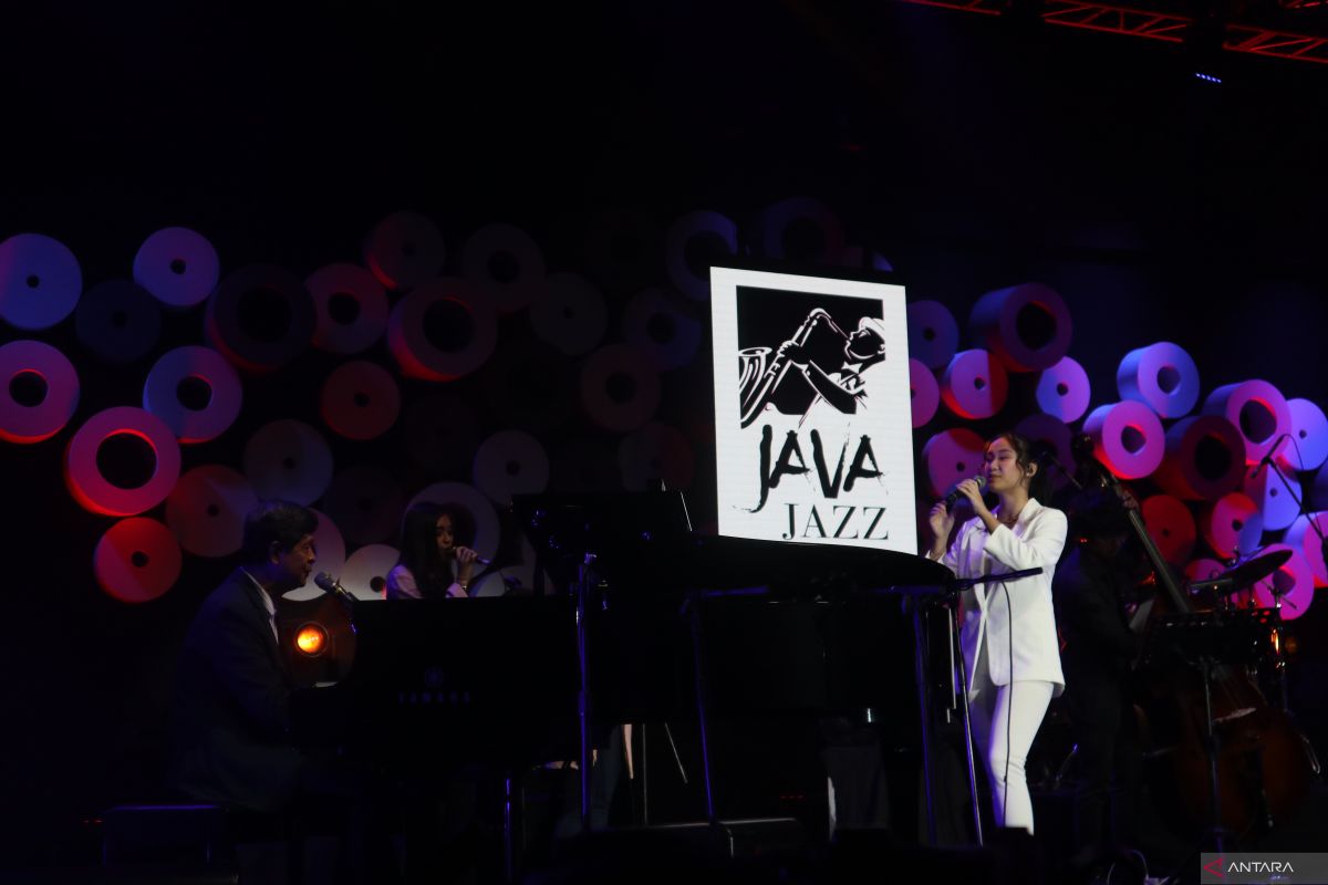 Alunan harmoni Candra Darusman di panggung Java Jazz 2022