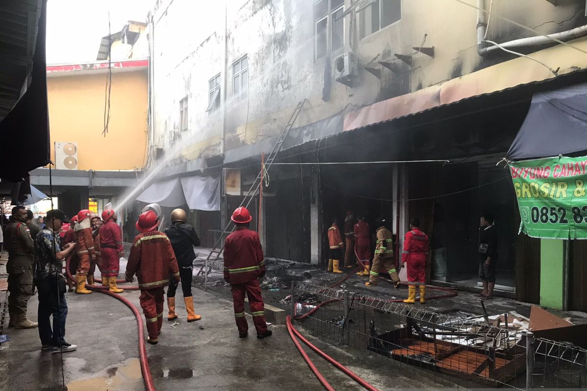 Petugas padamkan kebakaran toko di Mega Mall Bengkulu