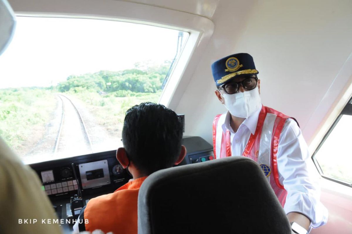 Minister reviews Makassar-Parepare railway project