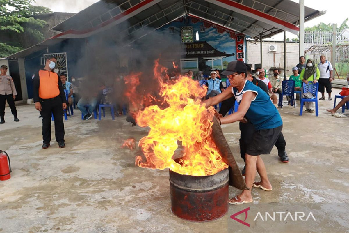 Polisi latih warga Kampung Tangguh Jaya antisipasi kebakaran