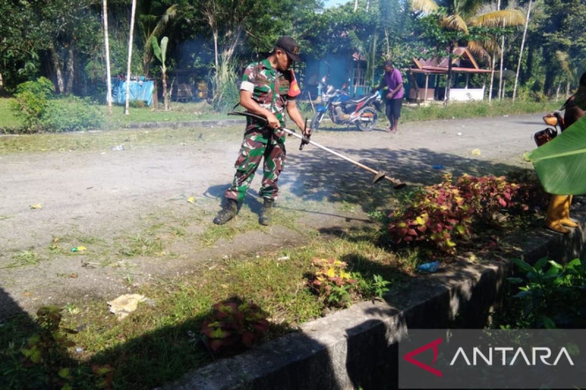 Babinsa Supiori bersama warga gotong royong membersihkan jalan