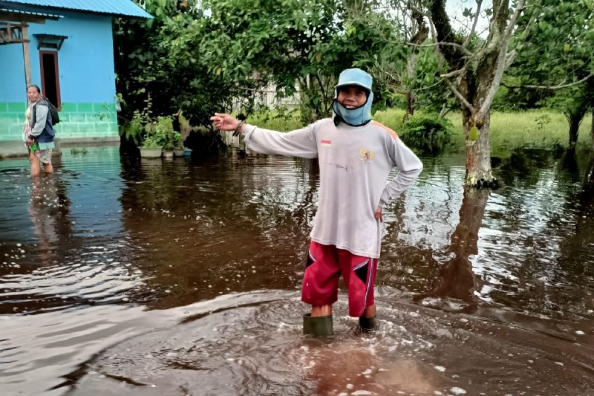 Dikunjungi legislator, korban banjir di Kotim keluhkan gatal-gatal