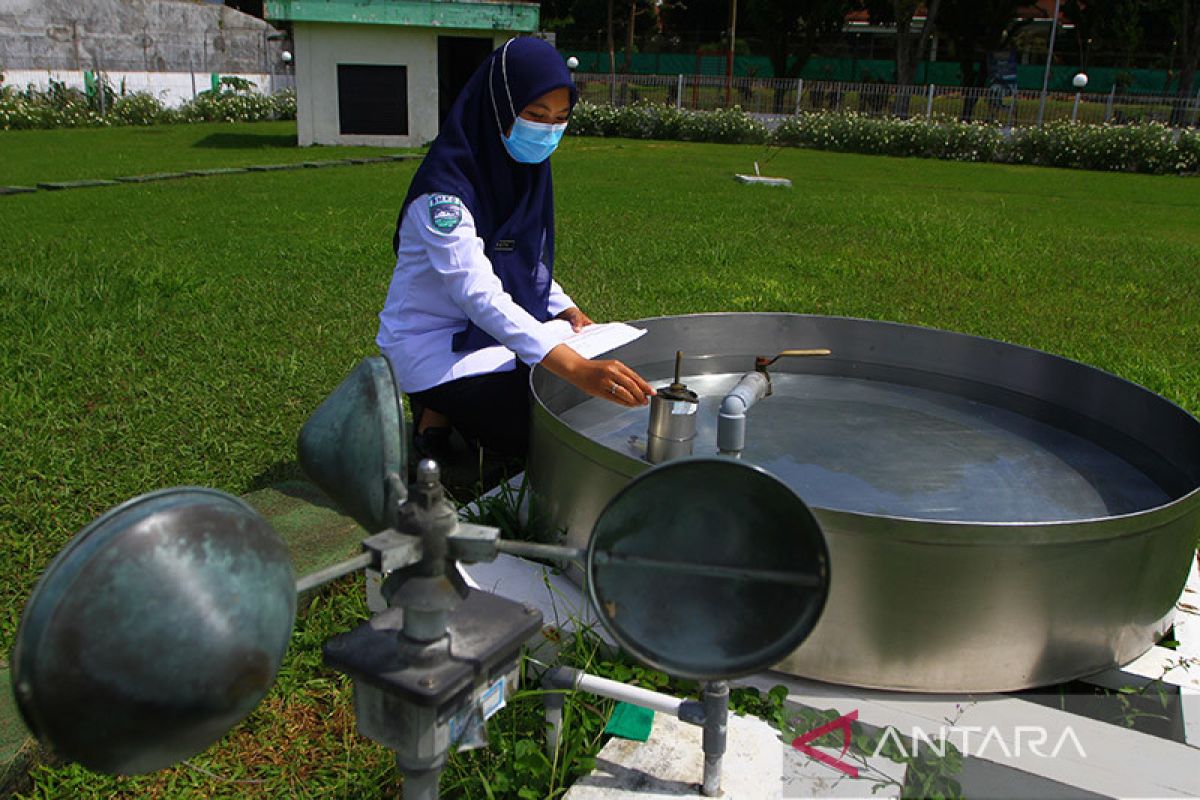 Sejumlah provinsi berpotensi hujan lebat disertai kilat, angin kencang pada Senin