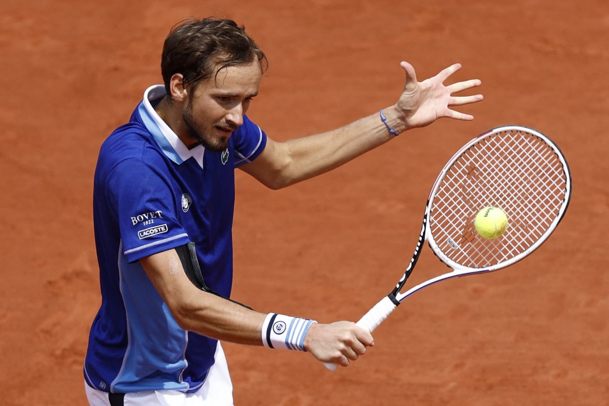 Medvedev dan Tsitsipas melenggang ke babak 16 besar French Open