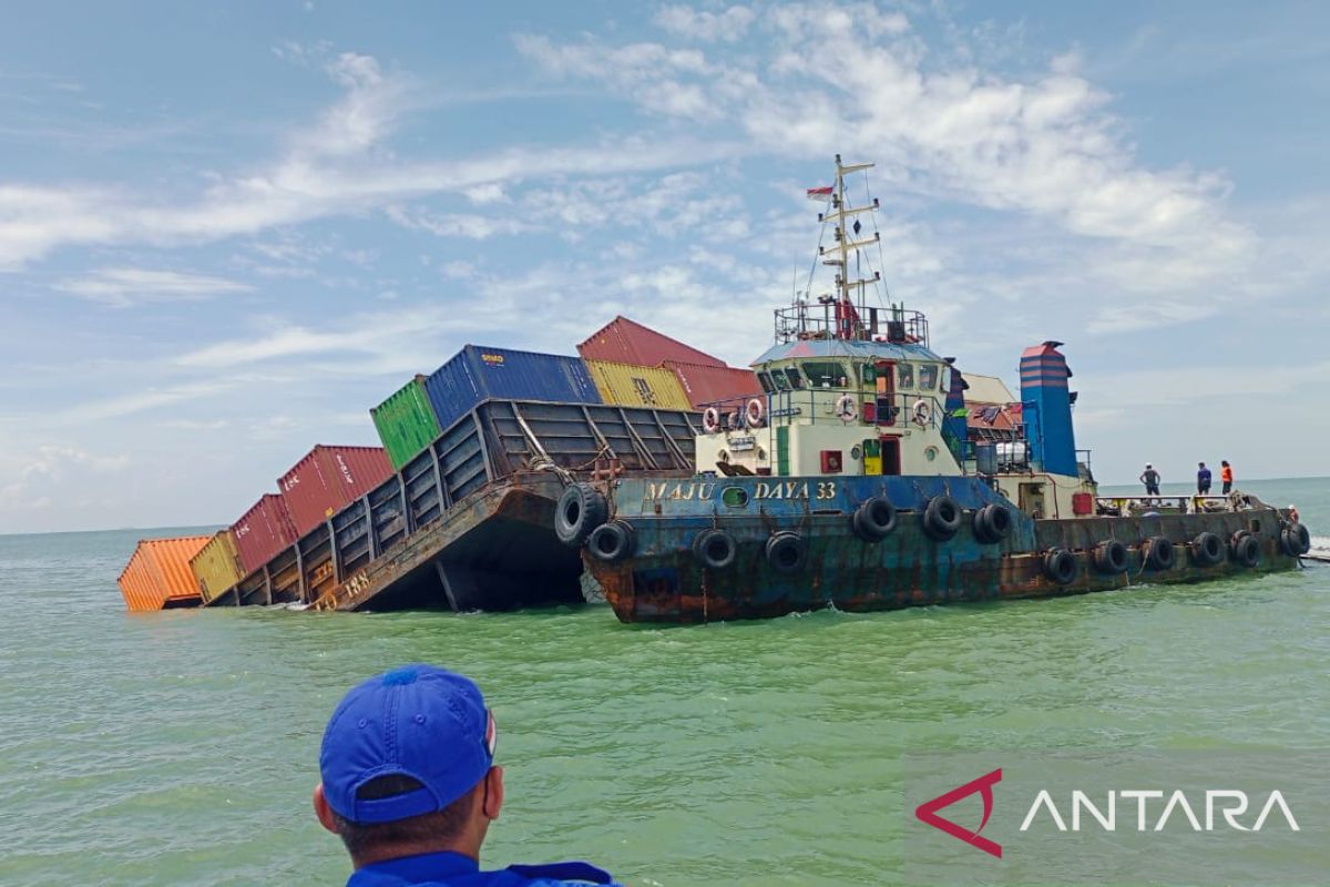 Bakamla evakuasi 20 kontainer dari kapal tongkang karam di Selat Malaka