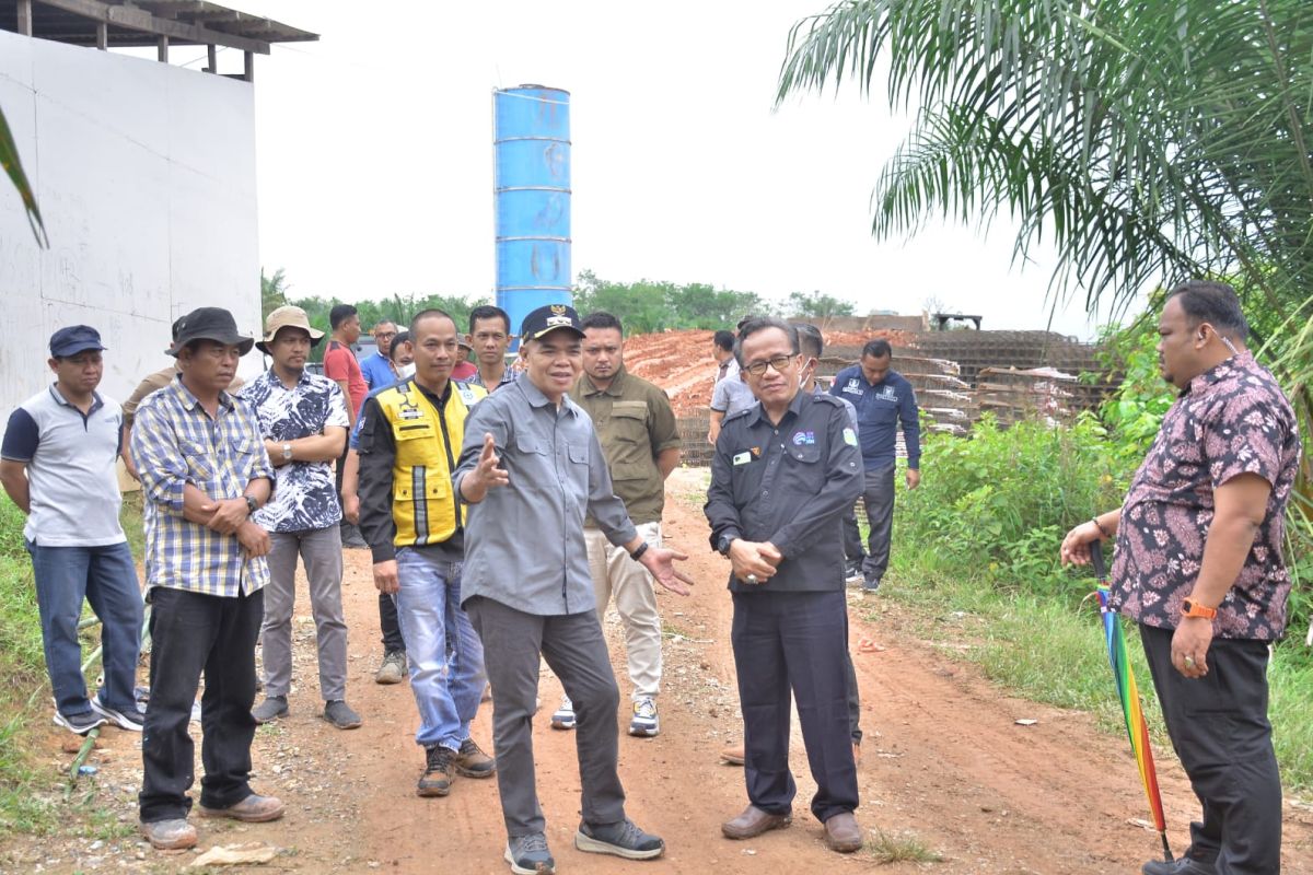 Penjabat  Bupati Tebo tinjau jalan dan SD di Muara Tabir