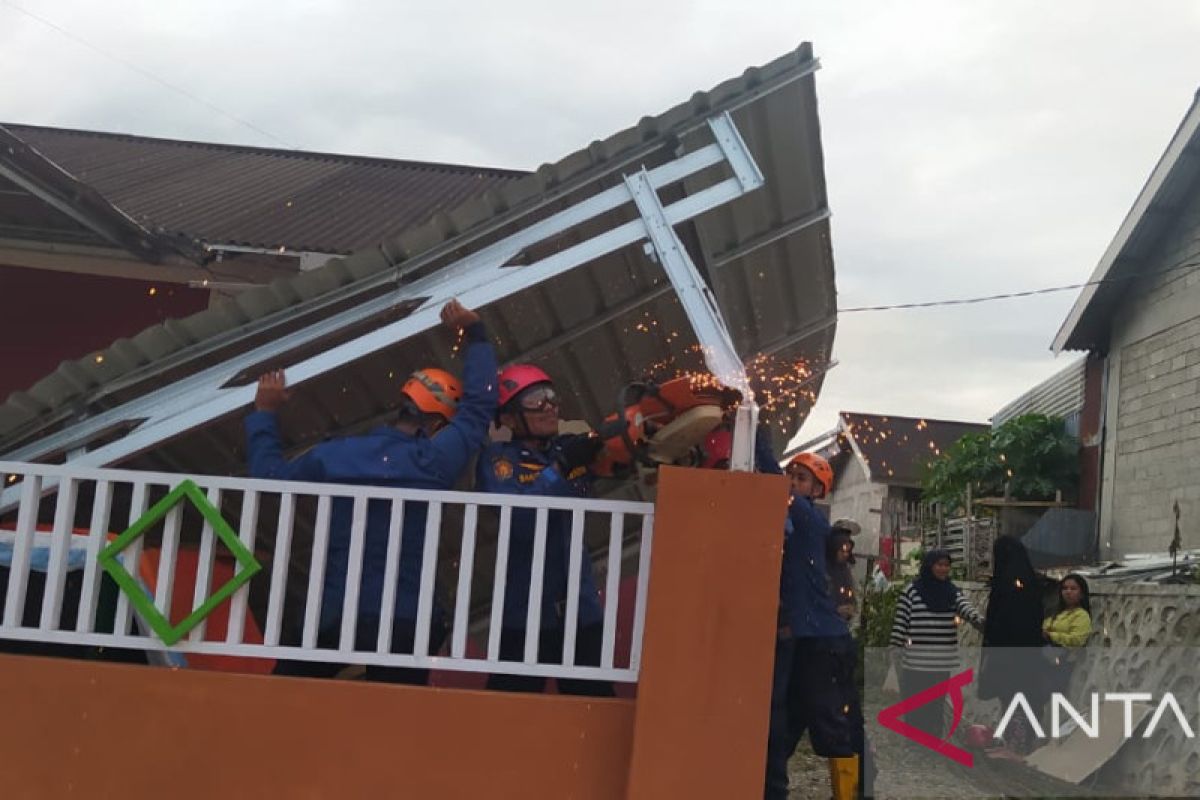 Puting beliung terjang lima kelurahan di Palu Sulteng