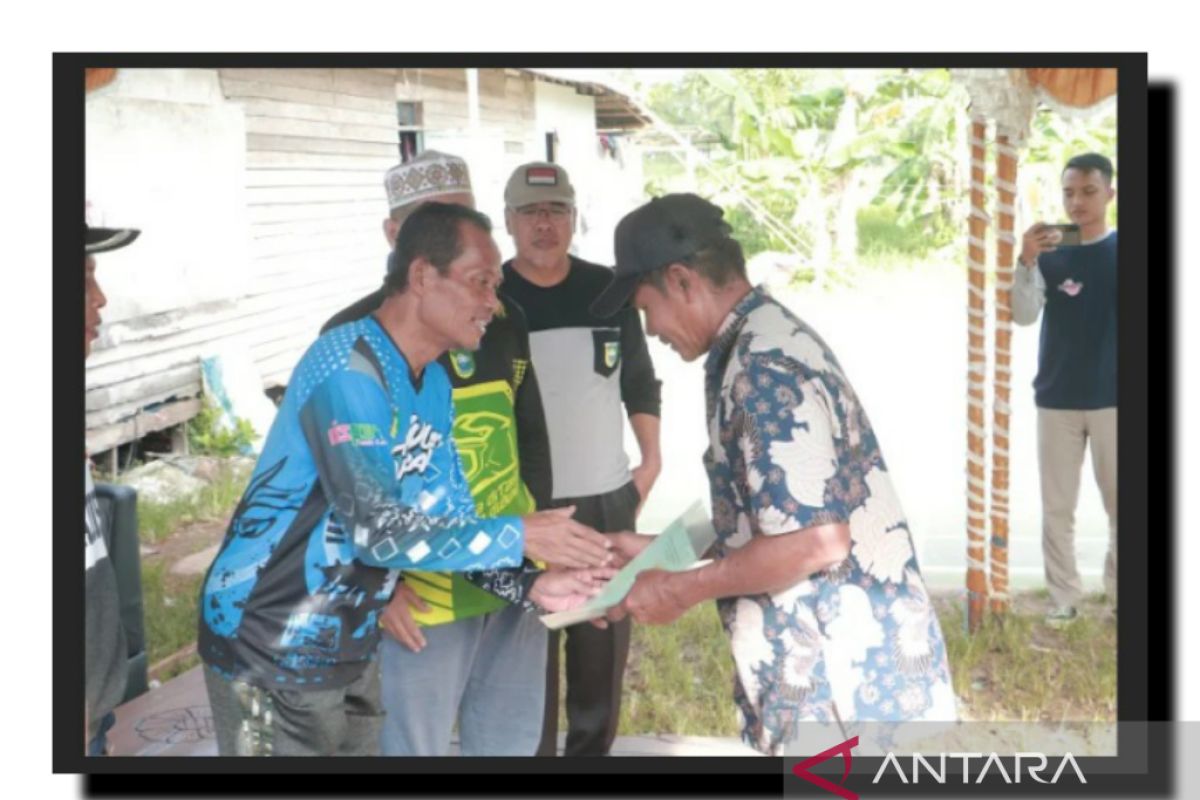 20 Warga Desa Sungai Bakau terima sertifikat PTSL