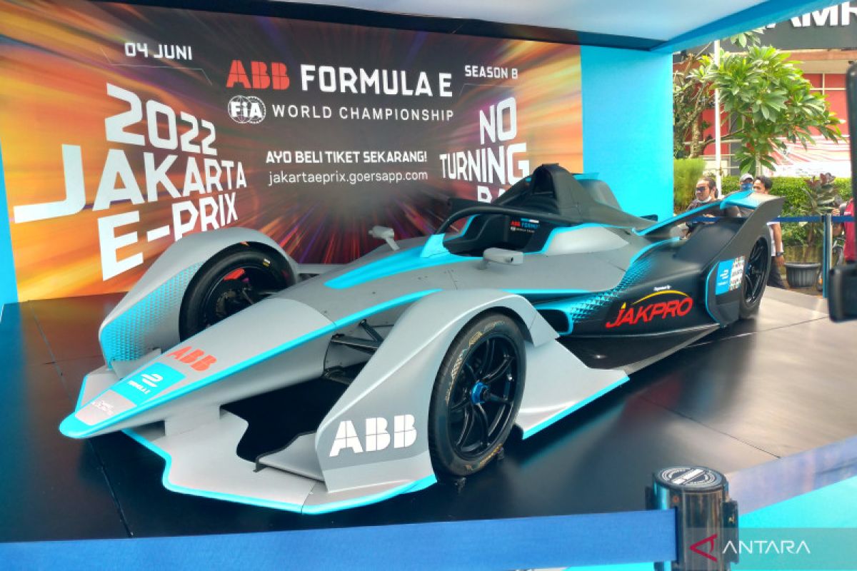 Replika mobil Formula E dipajang di Bundaran HI