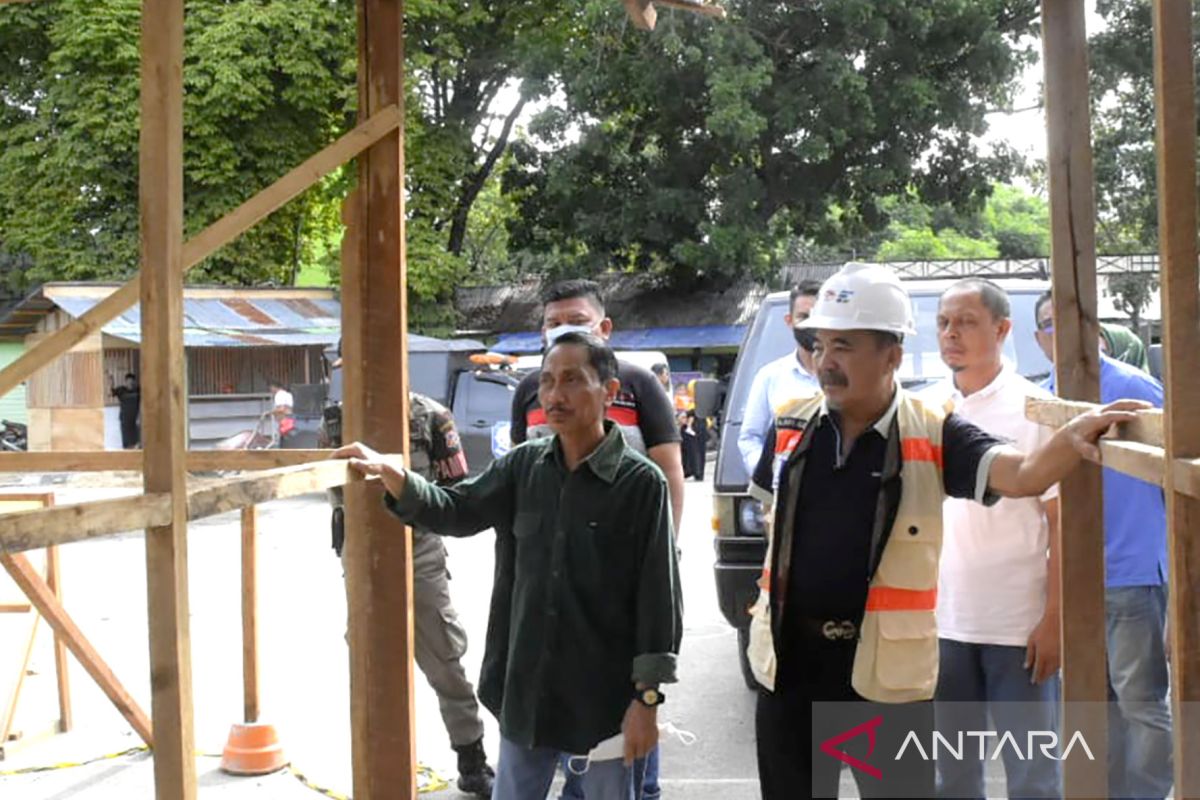 Bupati Gorontalo tinjau pembangunan lapak sementara pedagang