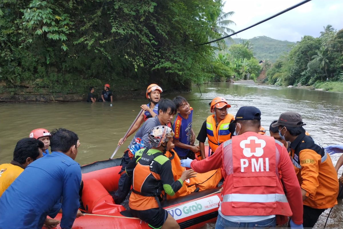 Aksi heroik relawan PMI temukan jasad pesilat yang tenggelam di sungai
