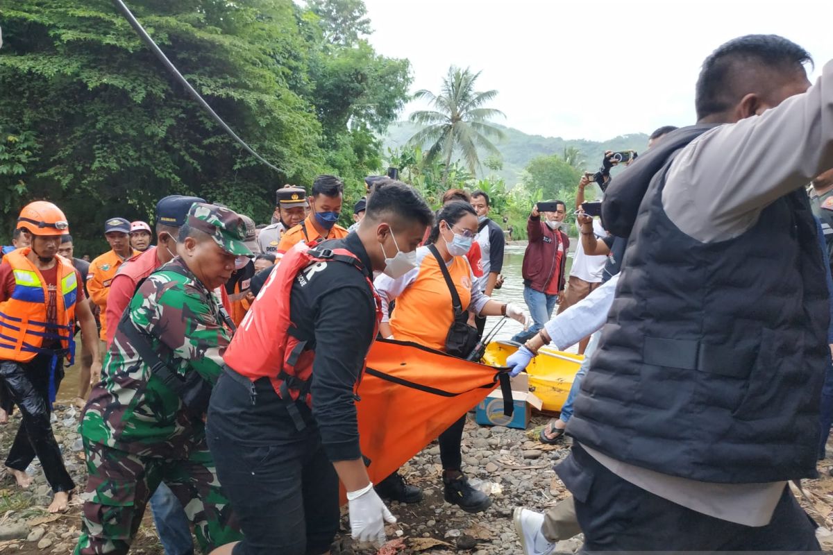 Tiga pelajar terseret arus sungai Cipelang Sukabumi 2 selamat 1 meninggal