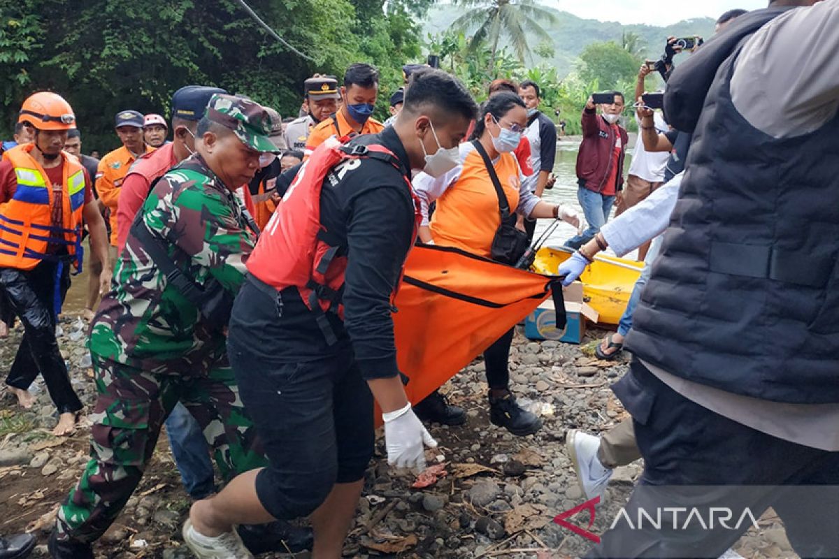Tiga pelajar terseret arus sungai di Sukabumi 2 selamat 1 meninggal
