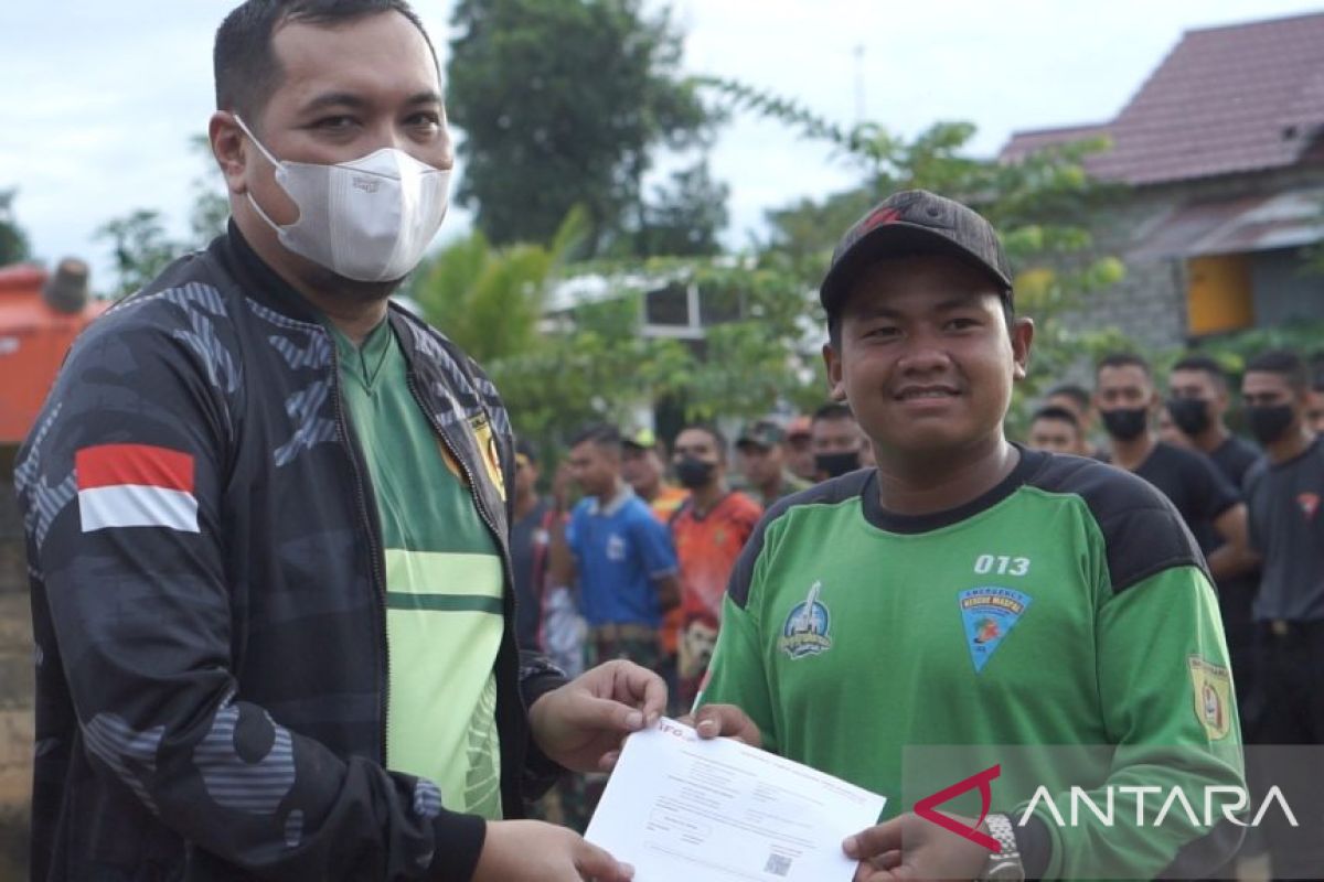 Wali Kota serahkan polis asuransi relawan BPK