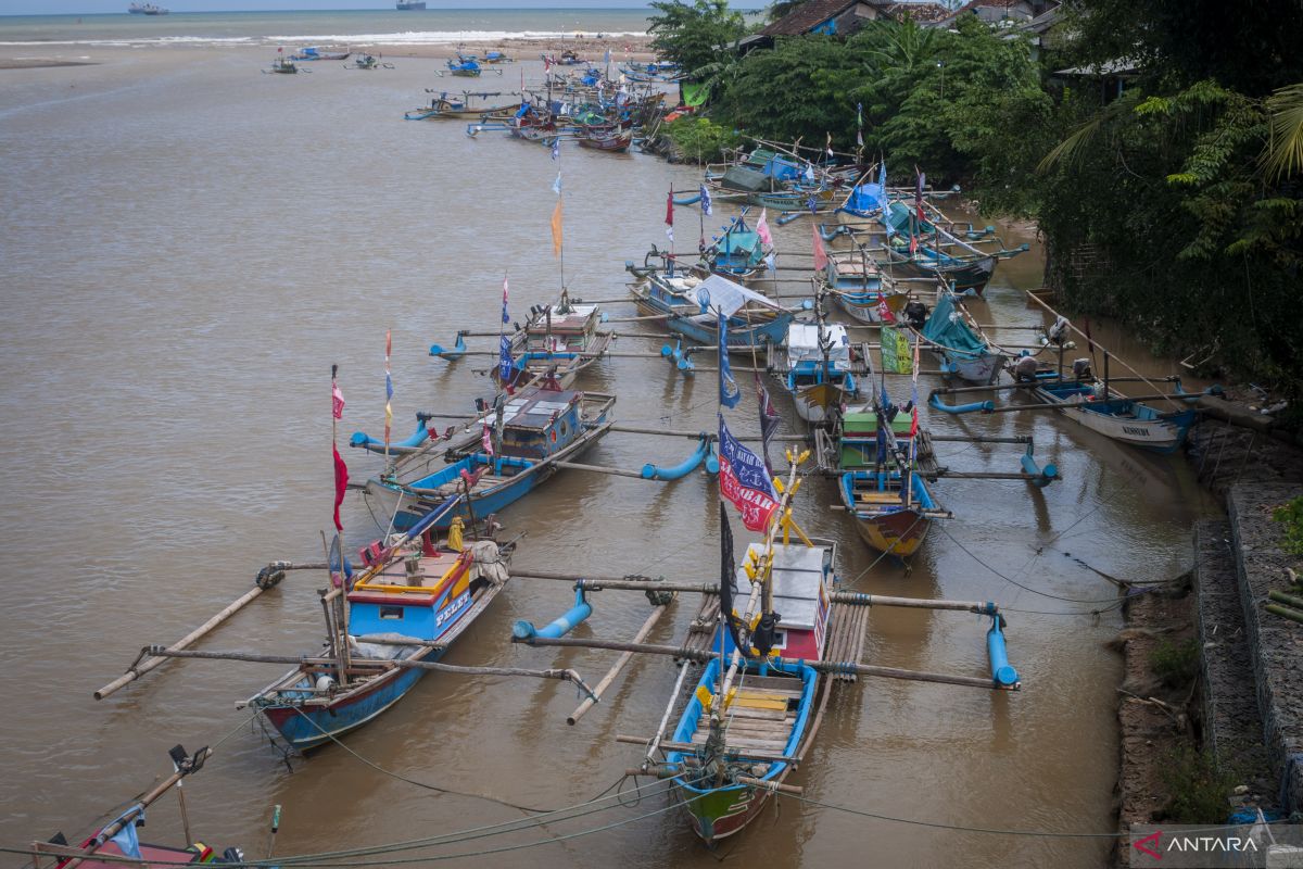BPBD Lebak imbau nelayan waspadai gelombang tinggi di Selat Sunda