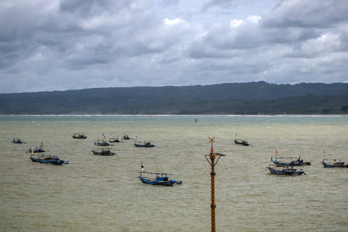 24 perairan  alami gelombang tinggi hingga sangat tinggi