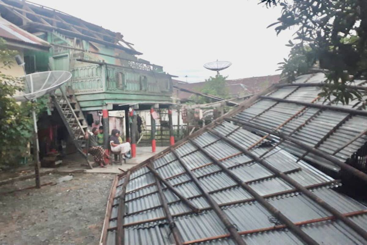 Atap rumah warga di Pidie rusak diterjang angin kencang