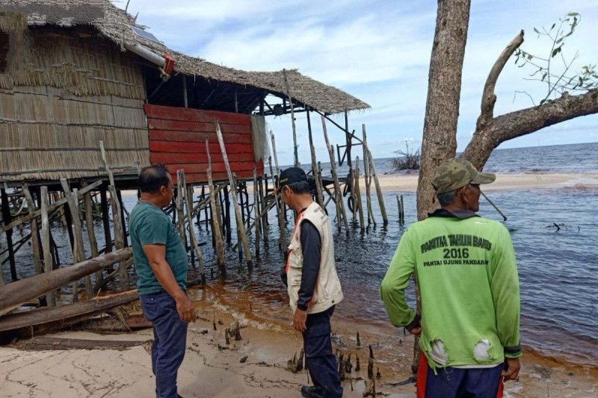 Enam rumah nelayan di Kotawaringin Timur Kalteng hancur disapu banjir rob