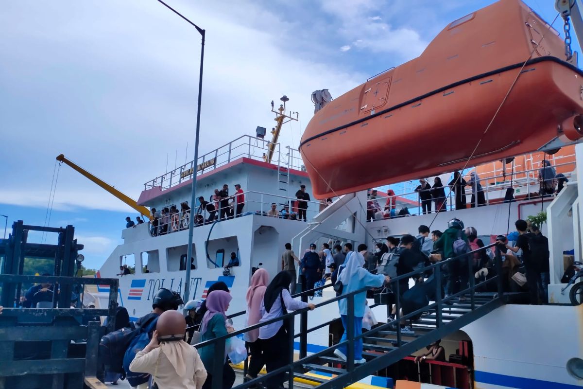 Kapal  Calang - Simeulu kembali berlayar setelah tiga hari berhenti akibat cuaca ektrem